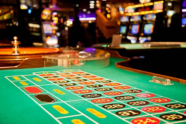 h5 44zk mobile app interface showing live casino tables and sportsbook markets